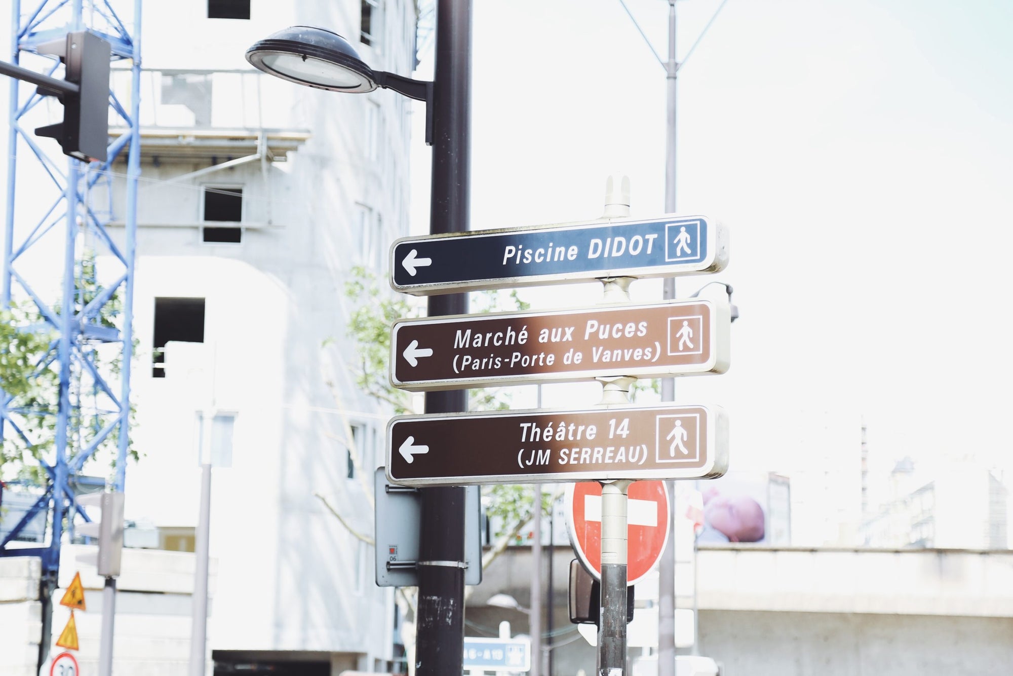 Follow寫著”Marché aux Puces”的指示牌