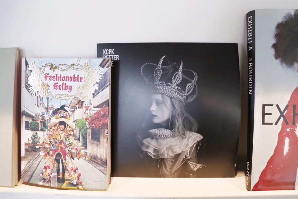 左邊用皮革和金髮做的包包出自店裡一位巧手的設計師,Studio Marisol的每位造型師都有一個,用來收納剪刀梳子等用具。