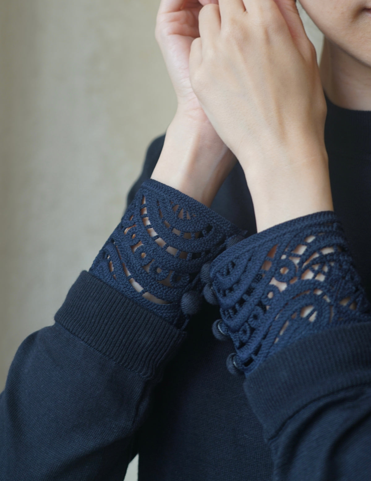 Detachable Embroidery Cuff Knitted Top・Navy