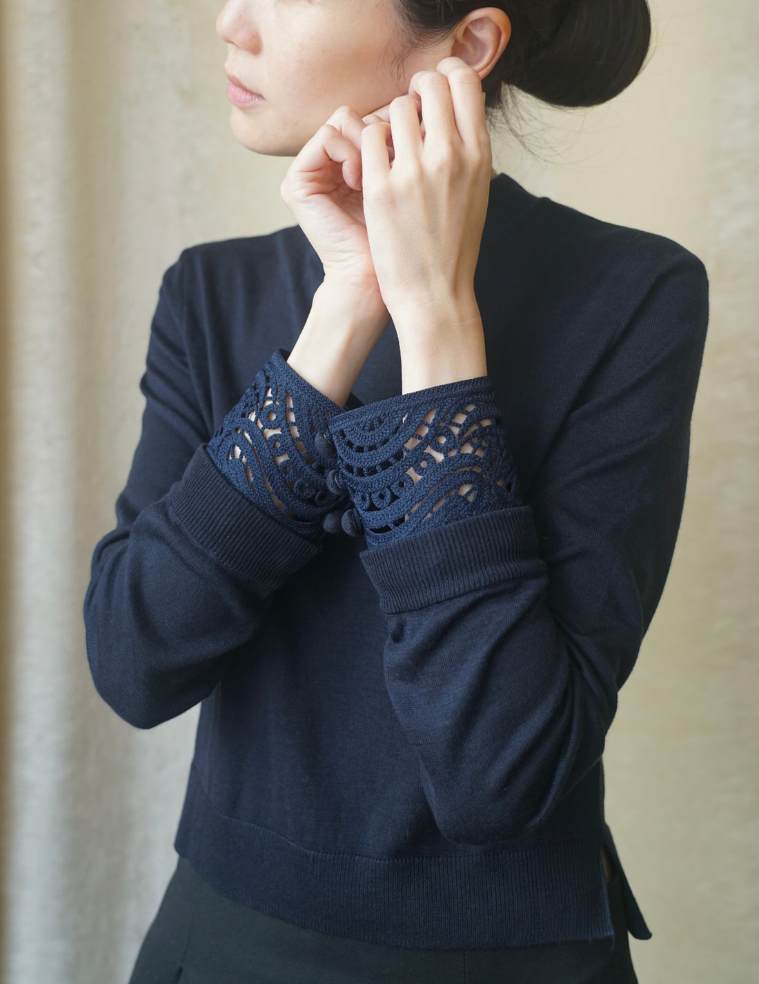 Detachable Embroidery Cuff Knitted Top・Navy