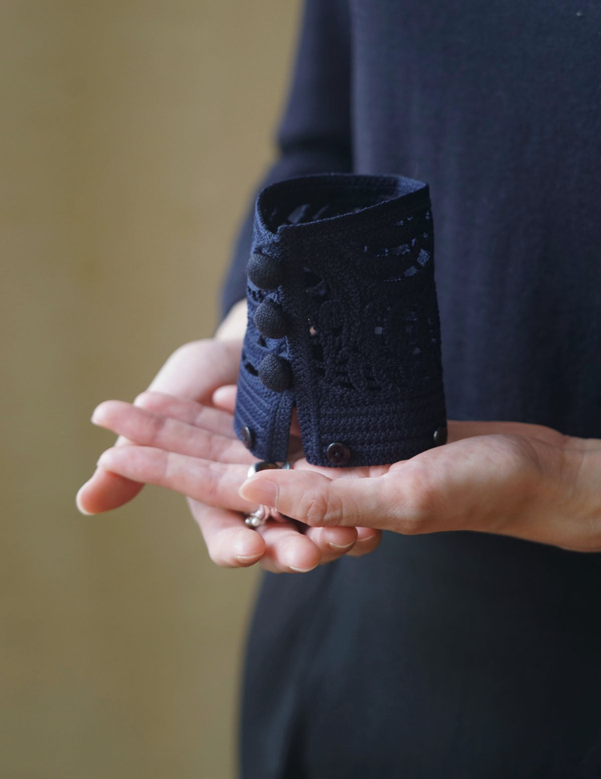 Detachable Embroidery Cuff Knitted Top・Navy