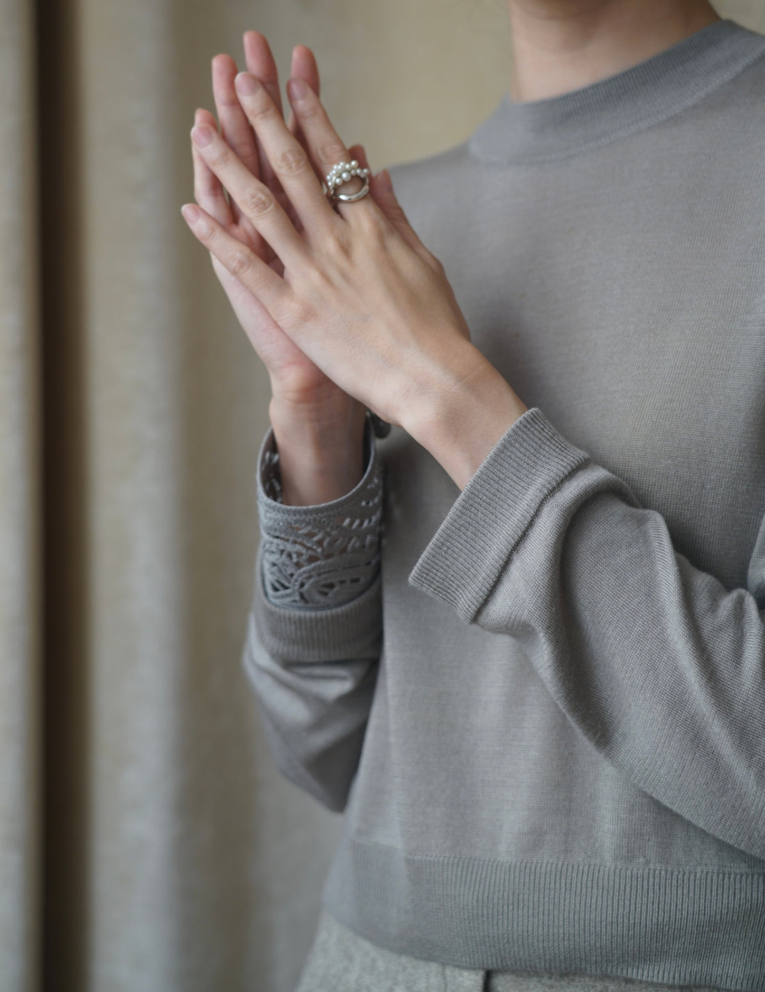 Detachable Embroidery Cuff Knitted Top・Grey