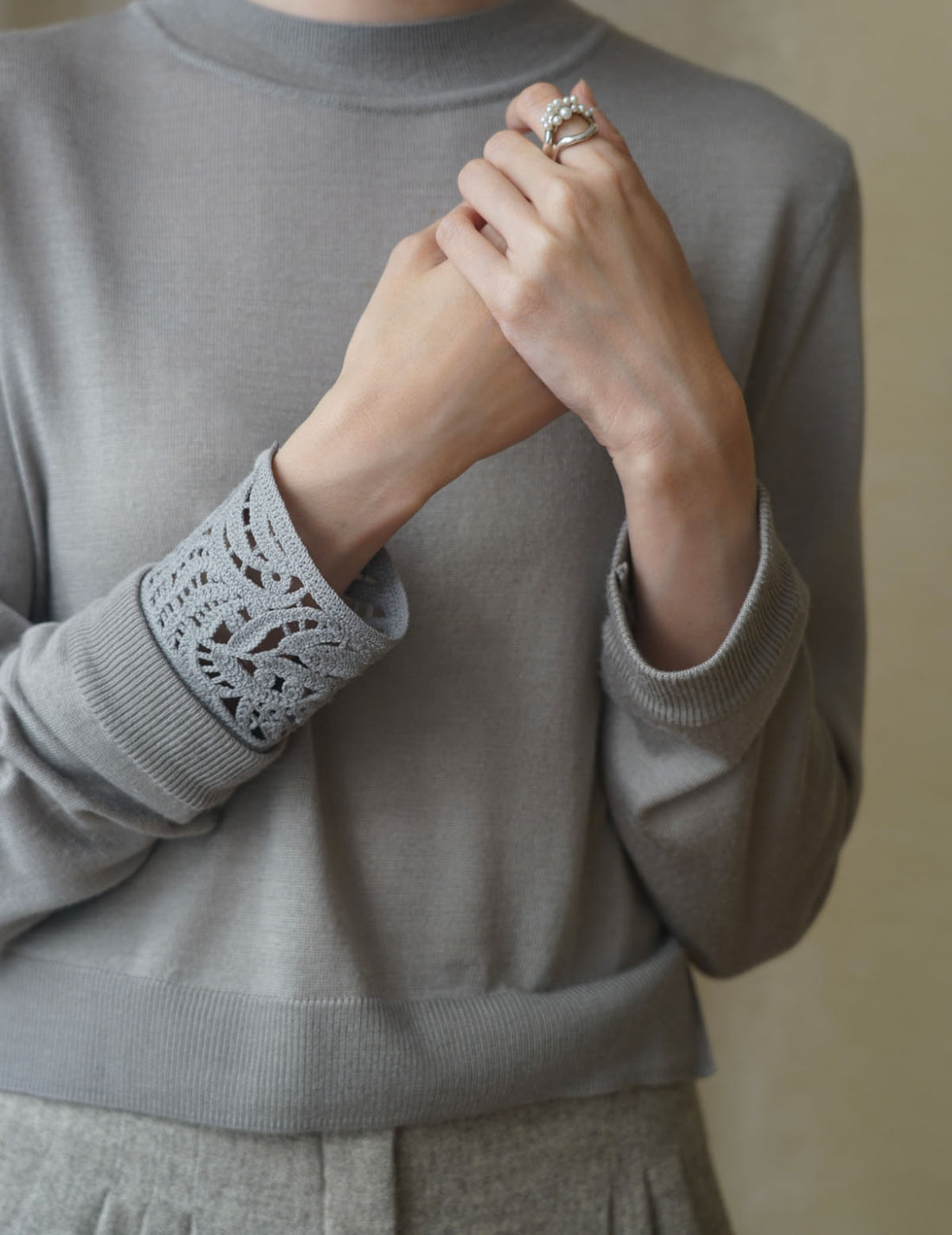 Detachable Embroidery Cuff Knitted Top・Grey
