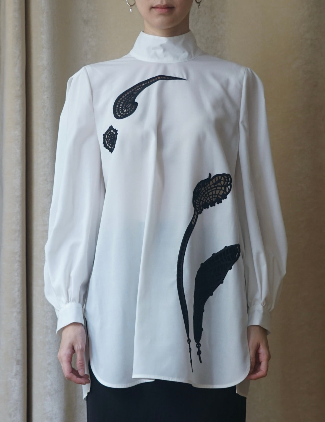 Floral Embroidery High Neck Blouse・White