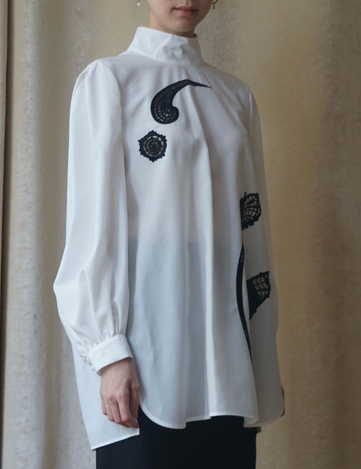 Floral Embroidery High Neck Blouse・White