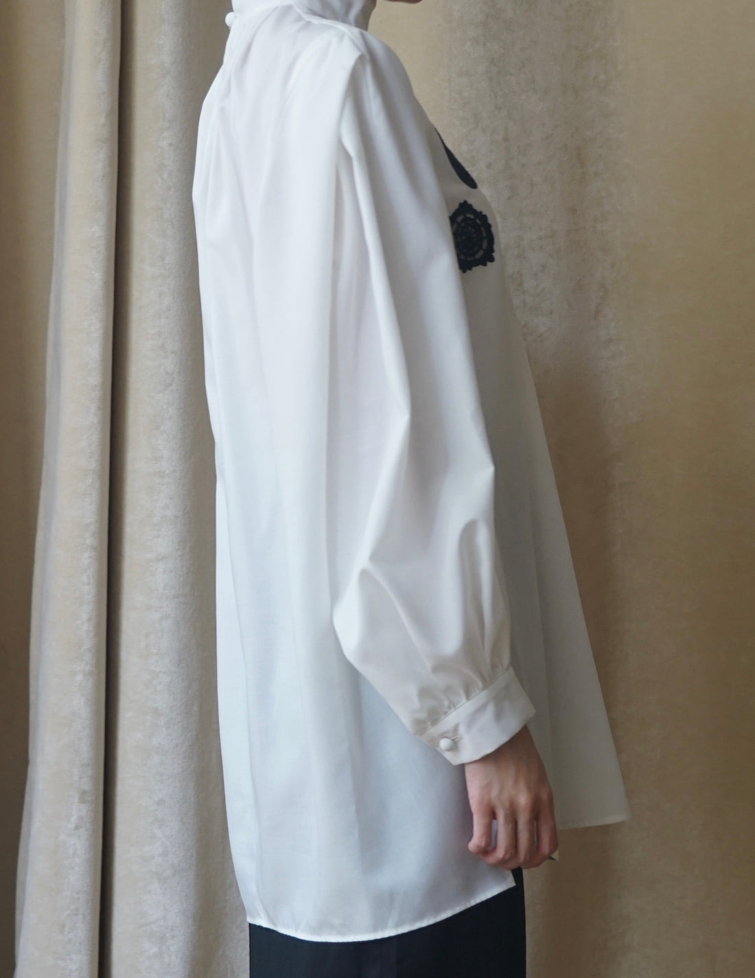 Floral Embroidery High Neck Blouse・White