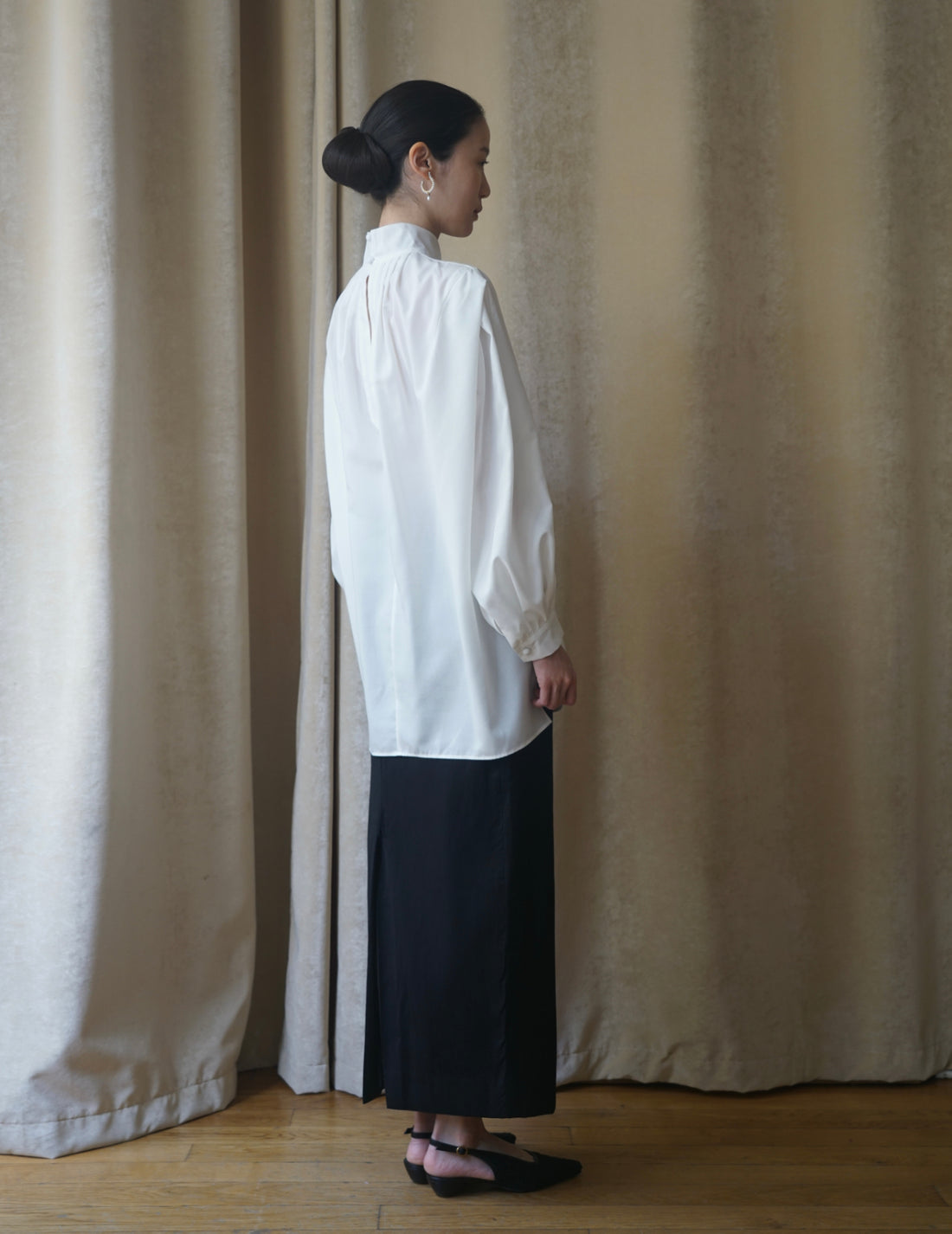 Floral Embroidery High Neck Blouse・White