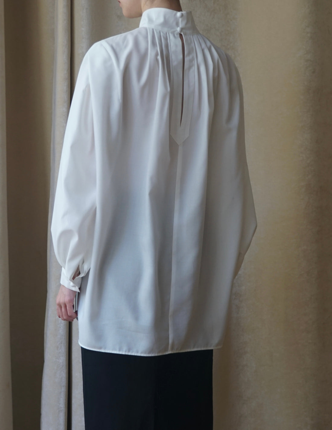 Floral Embroidery High Neck Blouse・White