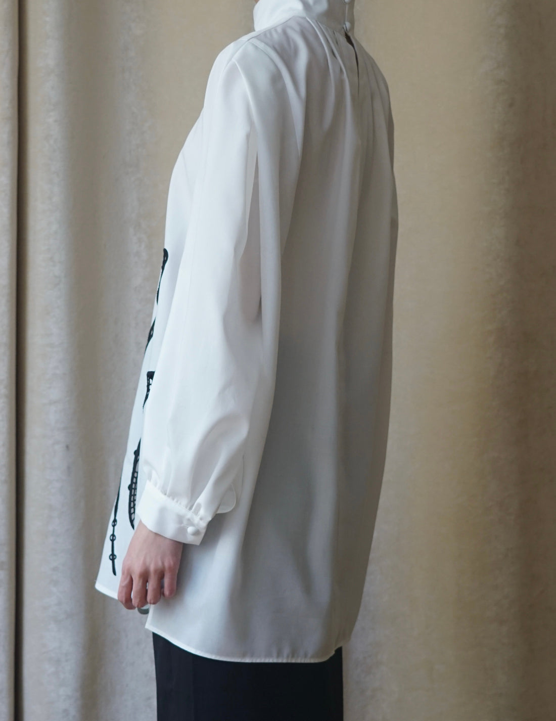 Floral Embroidery High Neck Blouse・White