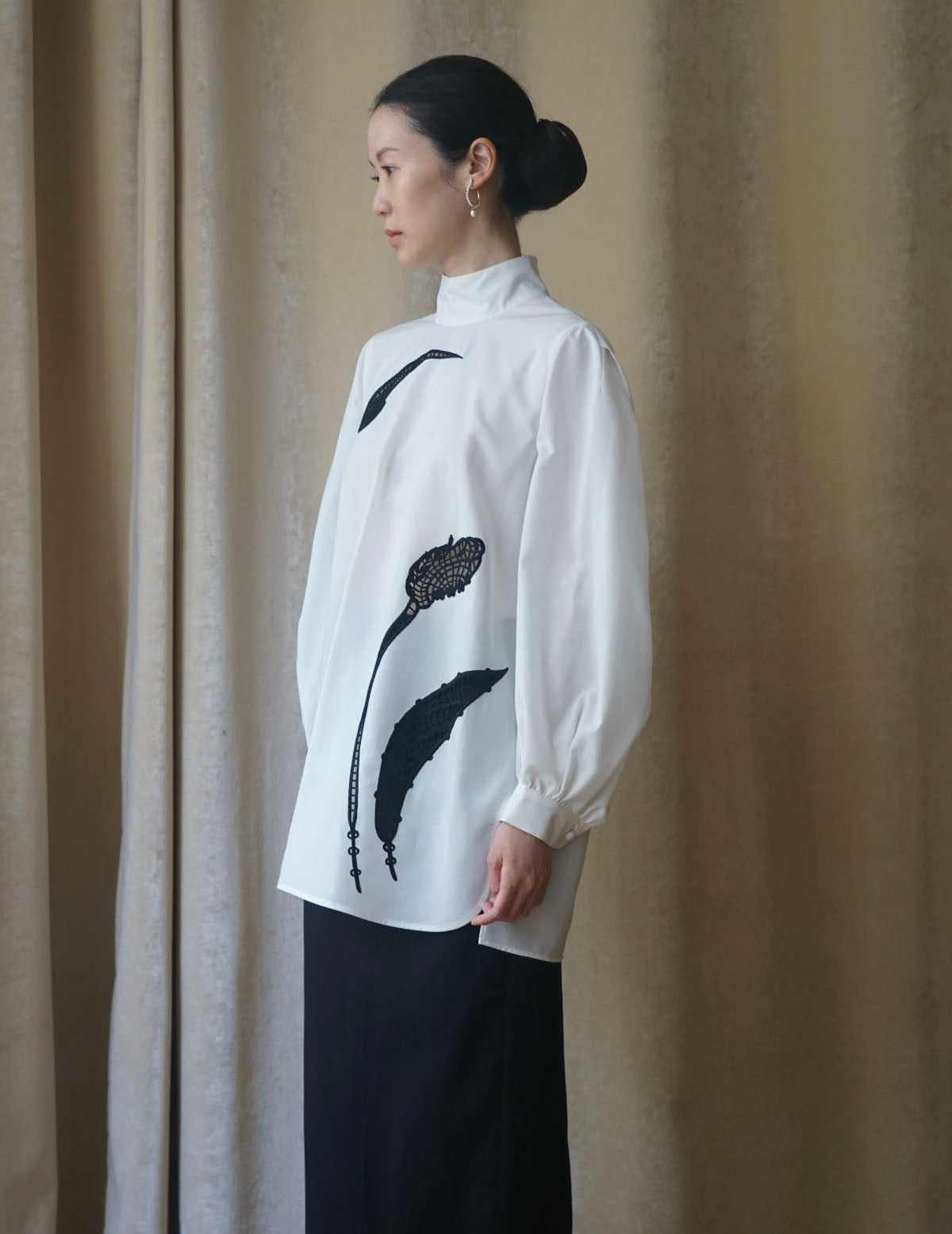 Floral Embroidery High Neck Blouse・White