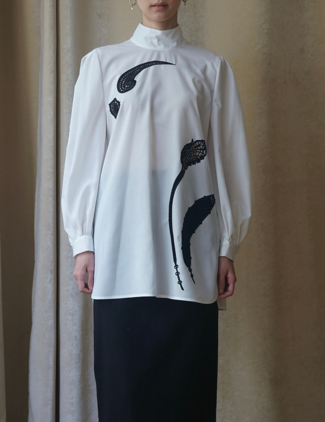 Floral Embroidery High Neck Blouse・White