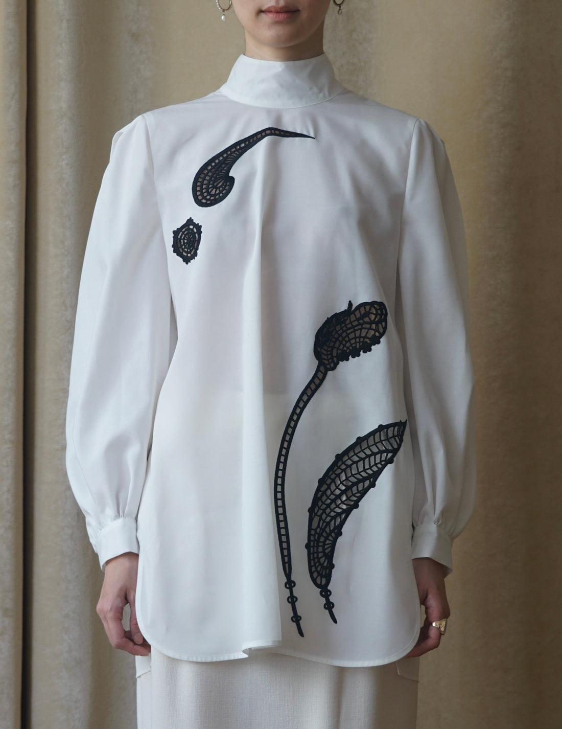 Floral Embroidery High Neck Blouse・White