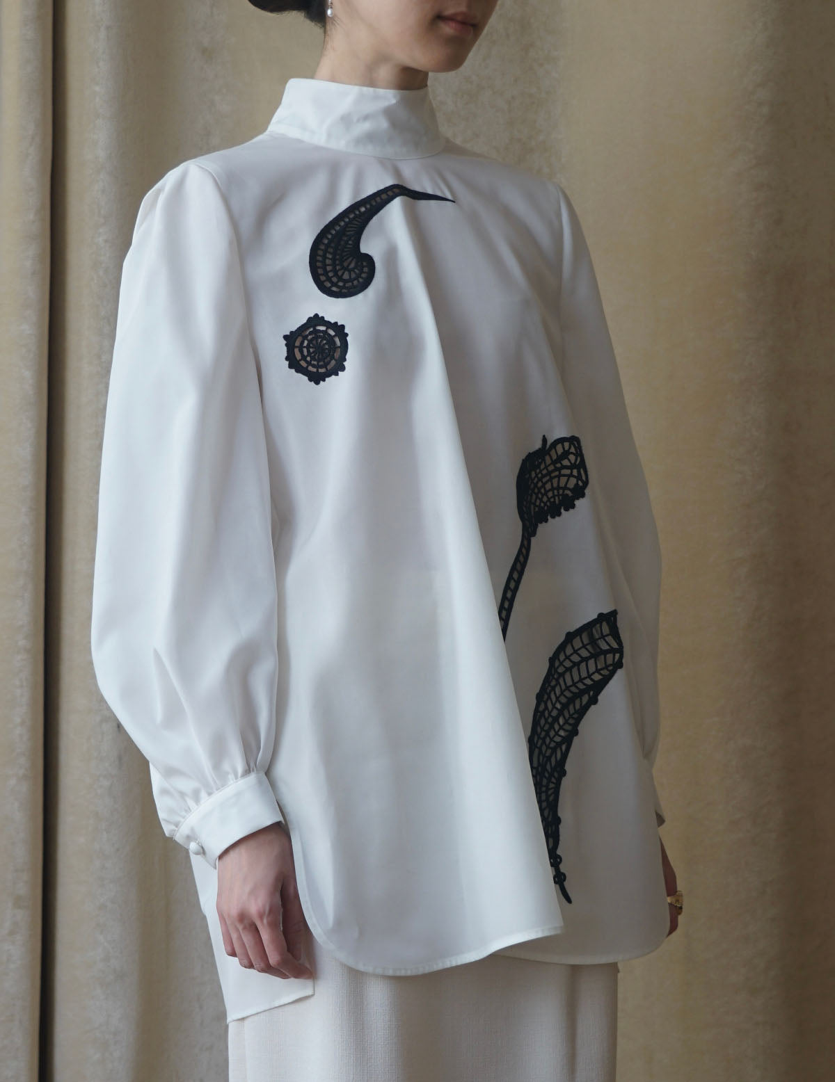 Floral Embroidery High Neck Blouse・White