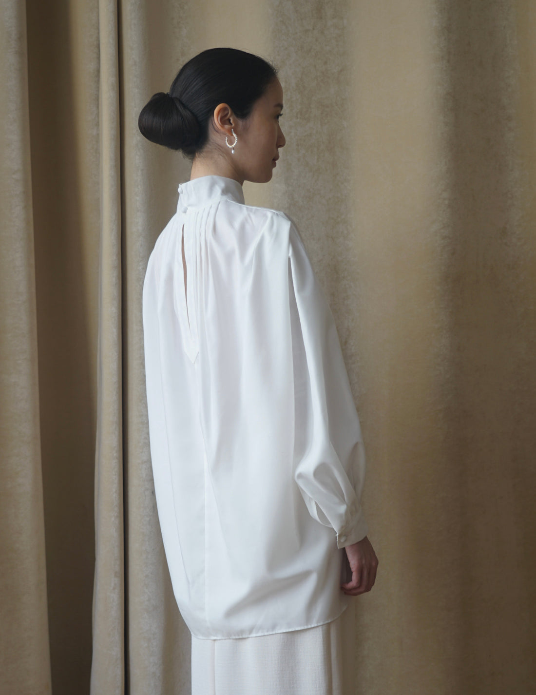 Floral Embroidery High Neck Blouse・White