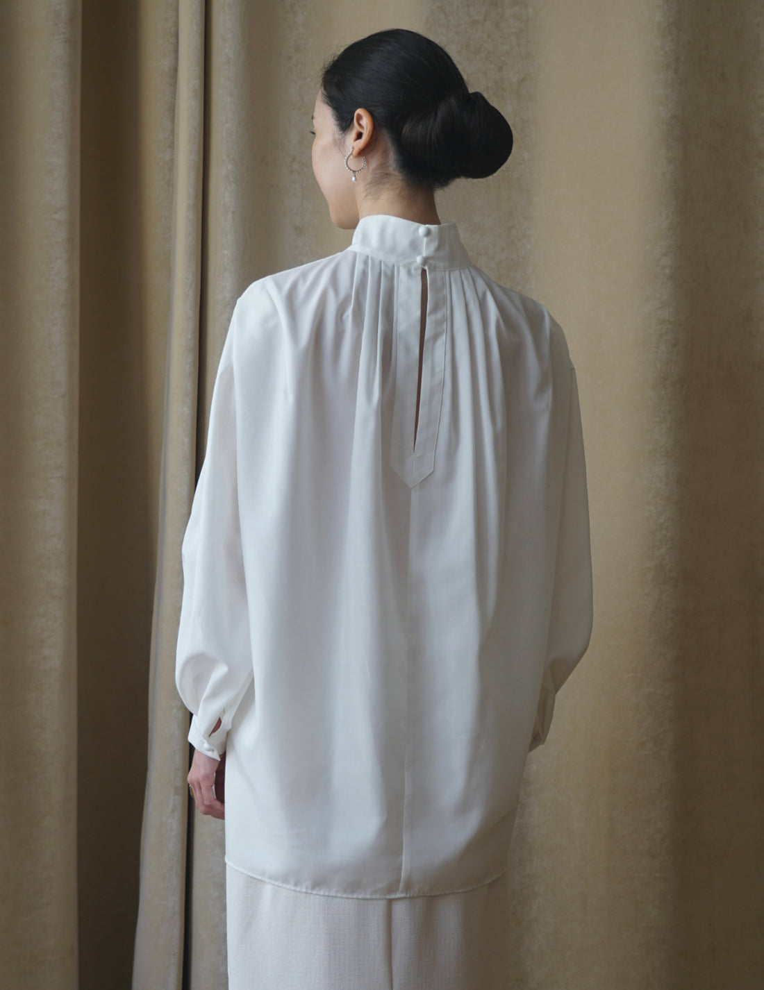 Floral Embroidery High Neck Blouse・White