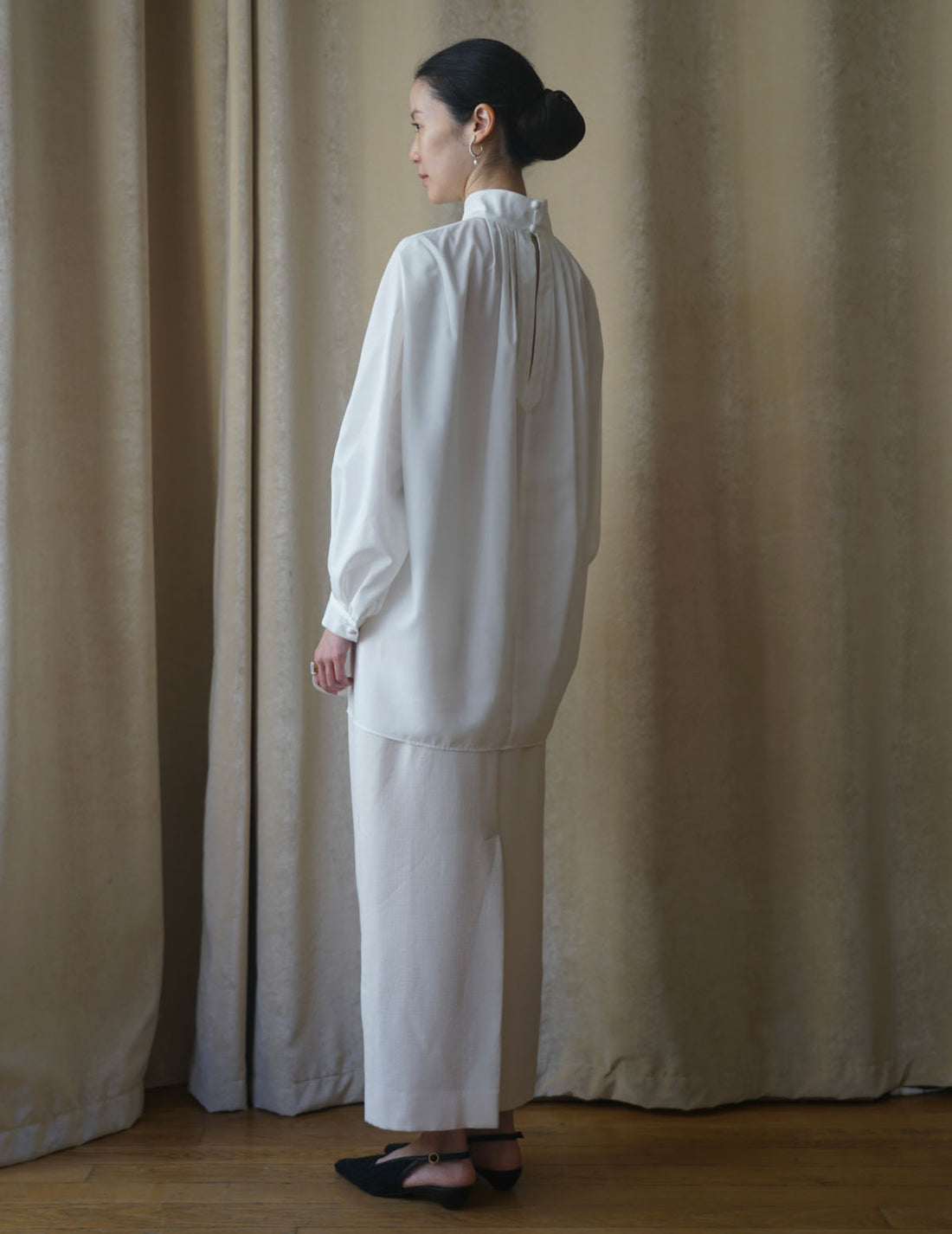 Floral Embroidery High Neck Blouse・White