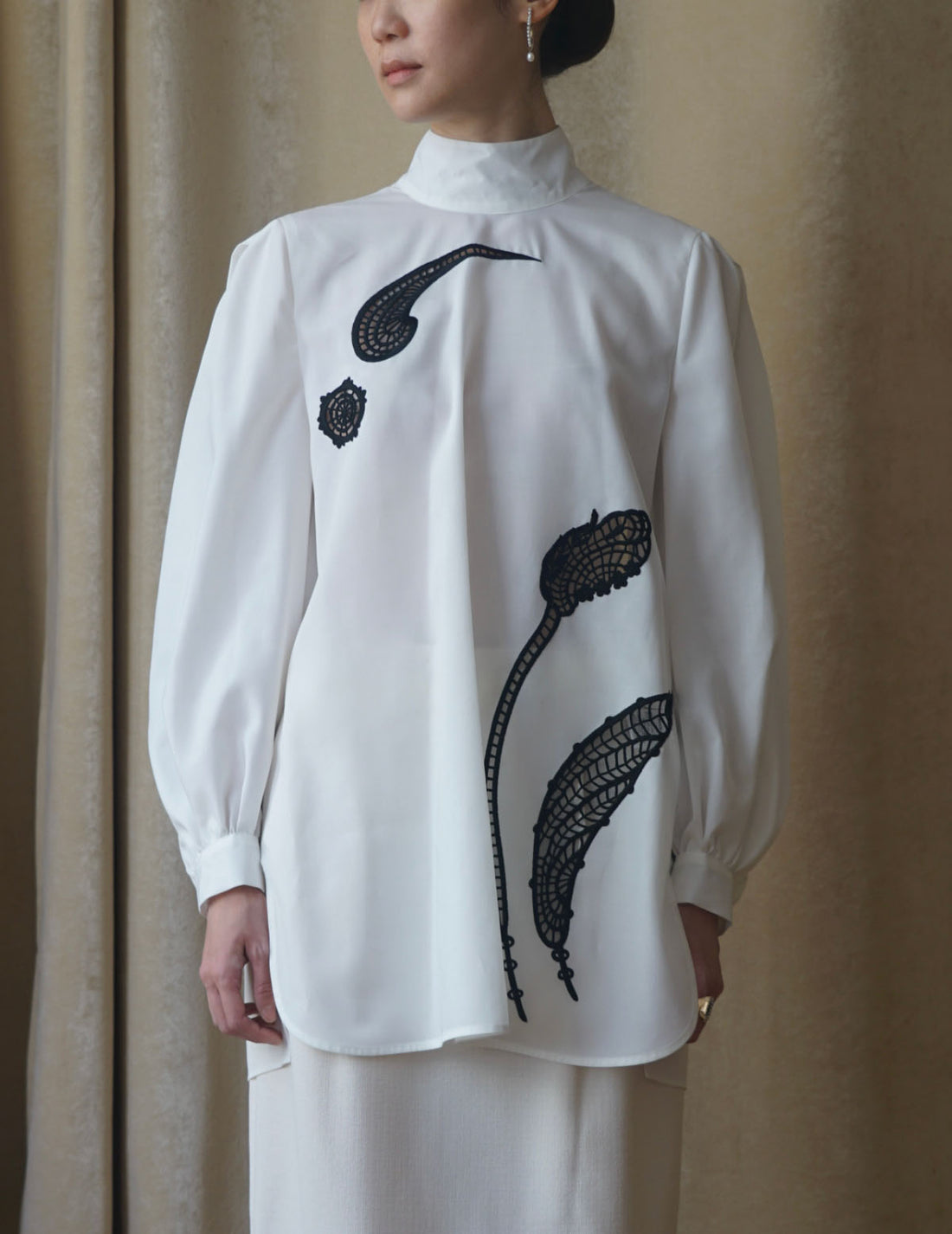 Floral Embroidery High Neck Blouse・White