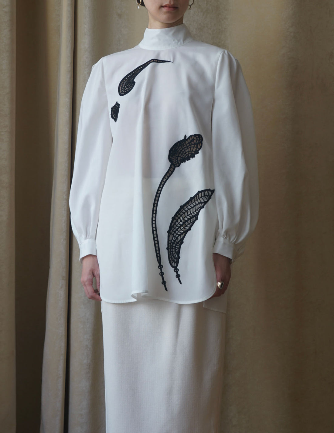 Floral Embroidery High Neck Blouse・White