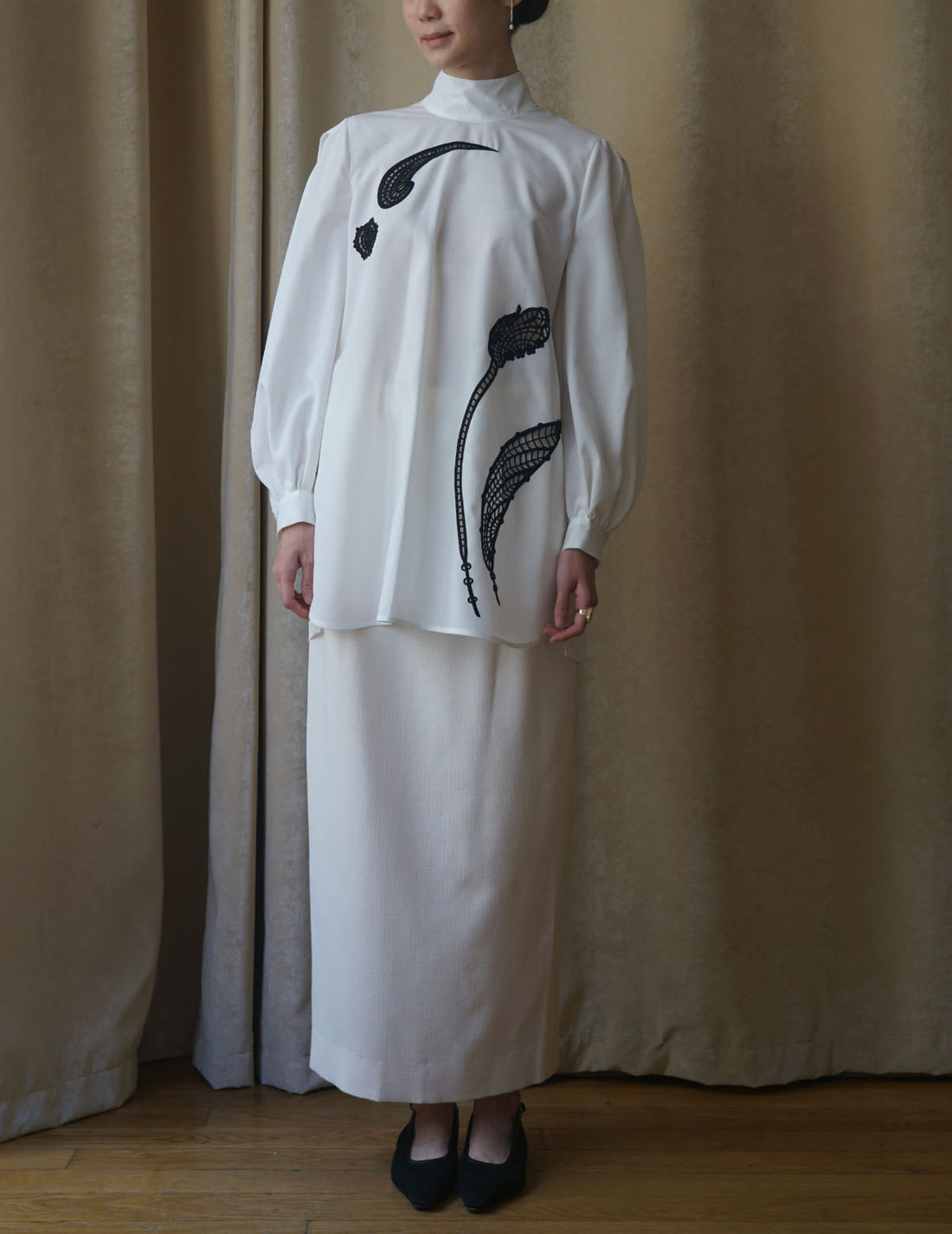 Floral Embroidery High Neck Blouse・White