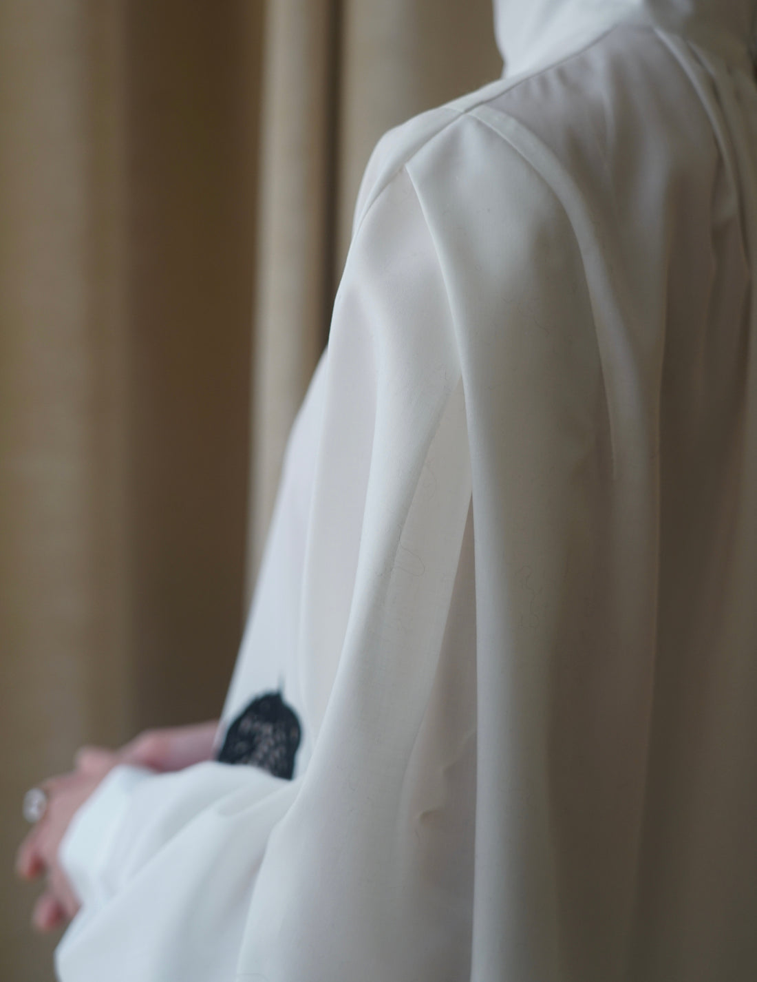 Floral Embroidery High Neck Blouse・White