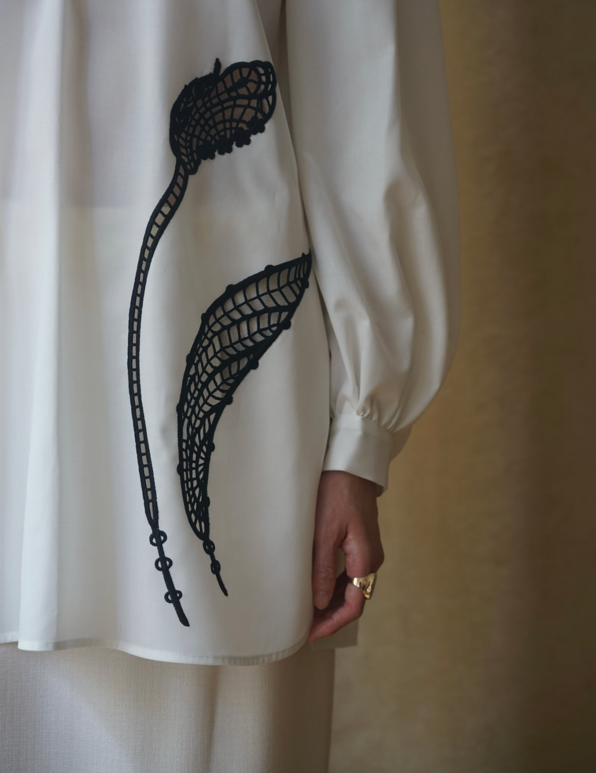 Floral Embroidery High Neck Blouse・White