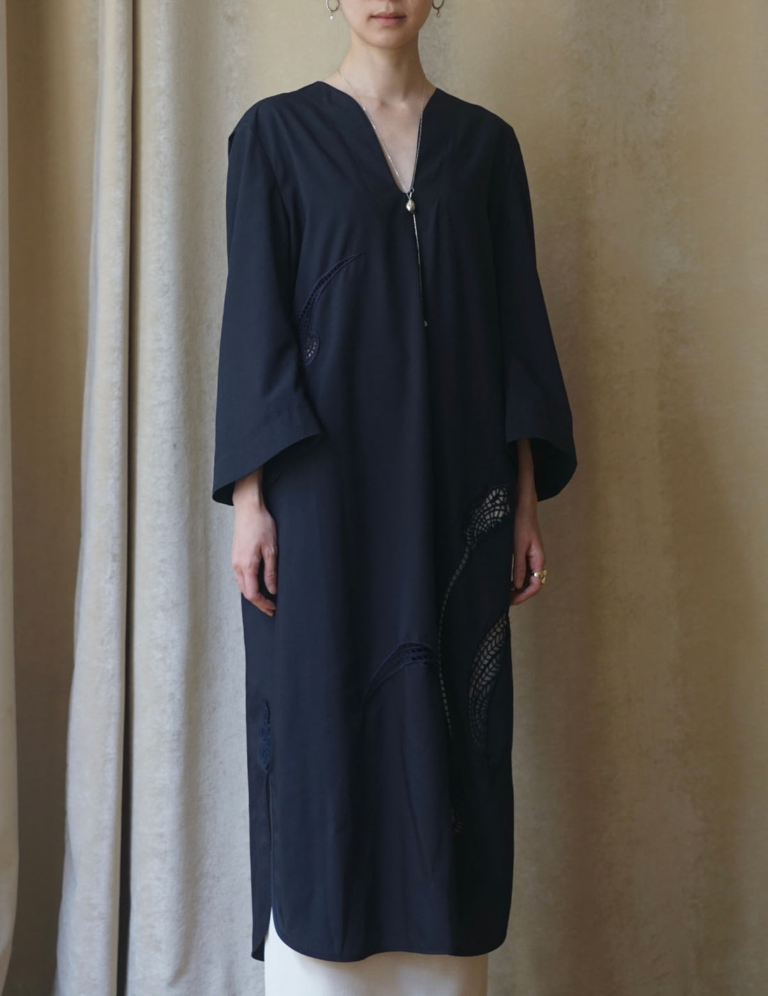 Floral Embroidery V-Neck Dress・Navy