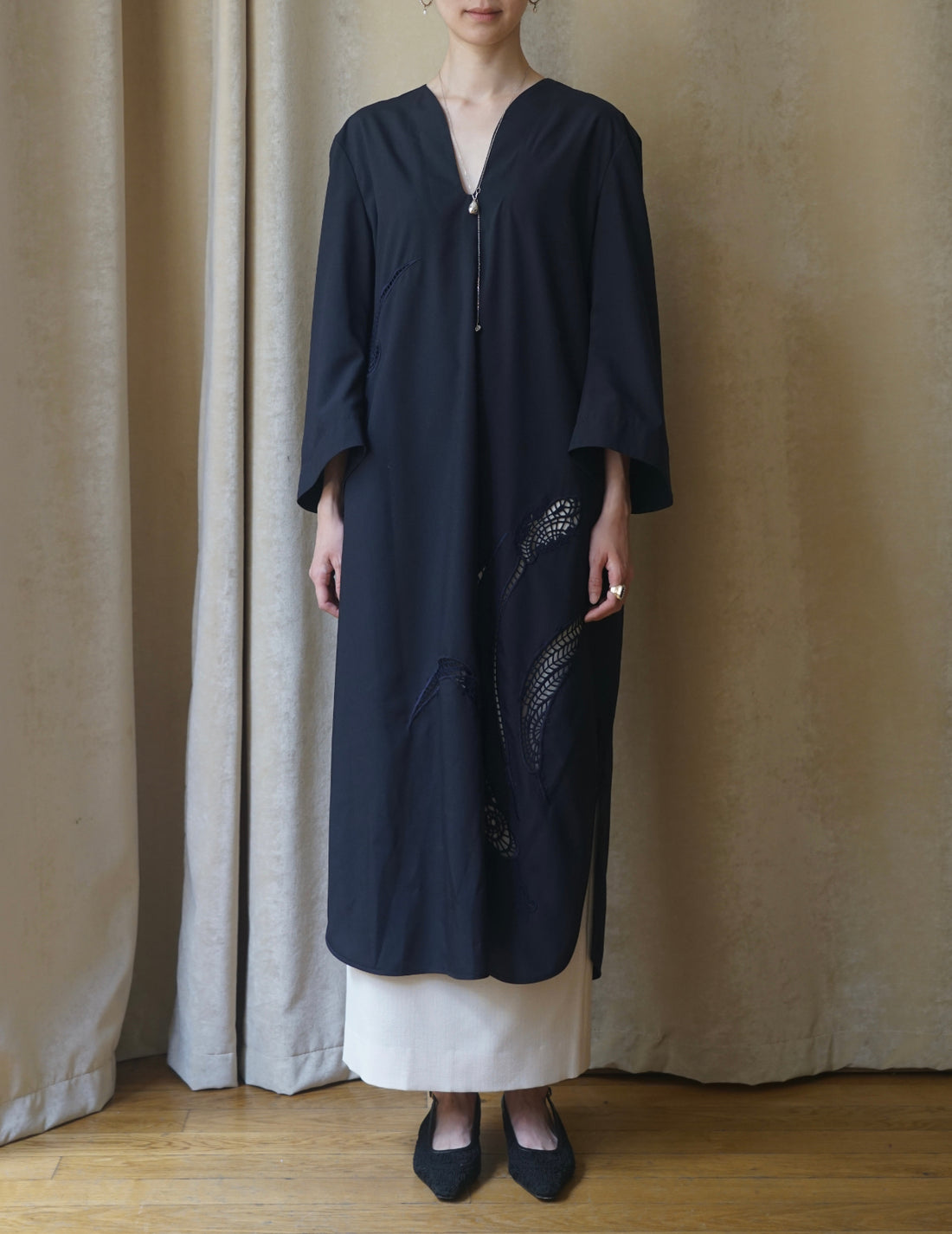 Floral Embroidery V-Neck Dress・Navy