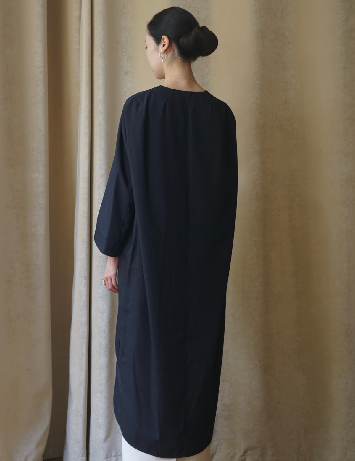 Floral Embroidery V-Neck Dress・Navy