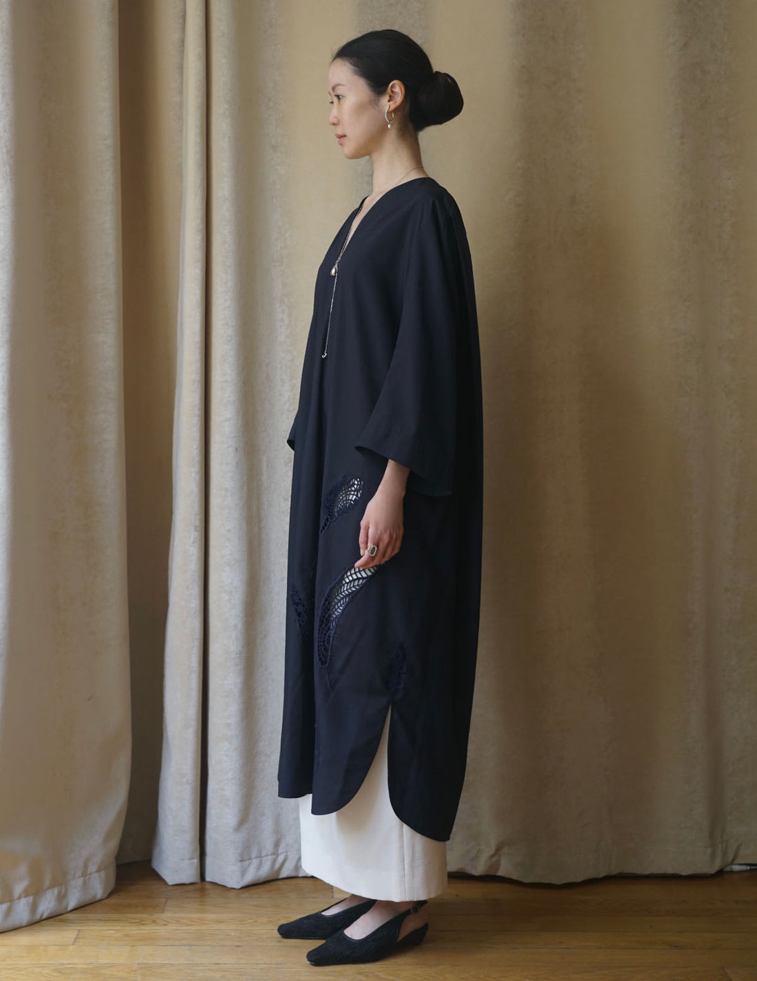 Floral Embroidery V-Neck Dress・Navy