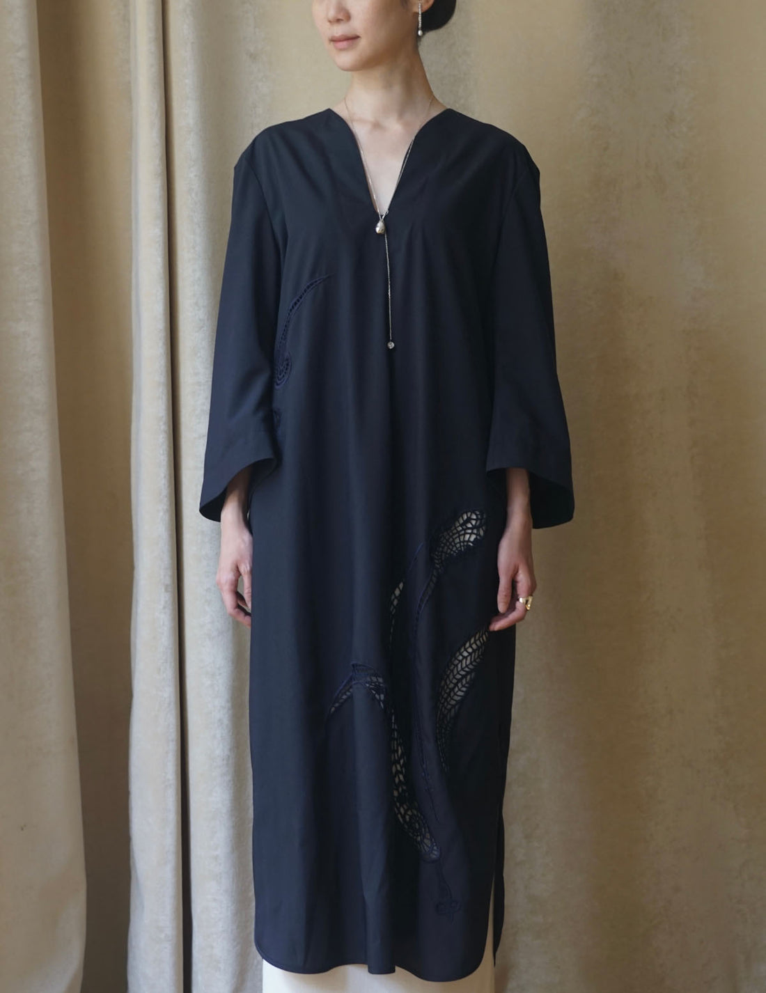 Floral Embroidery V-Neck Dress・Navy