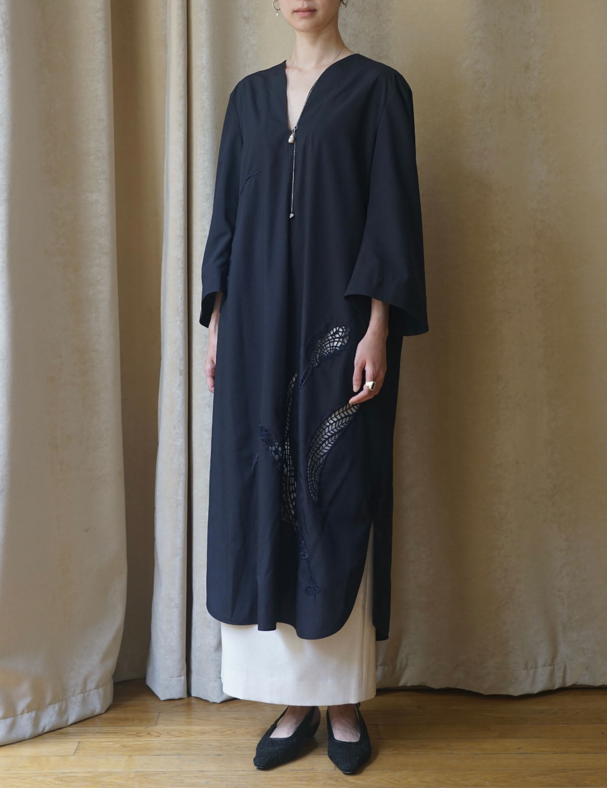 Floral Embroidery V-Neck Dress・Navy