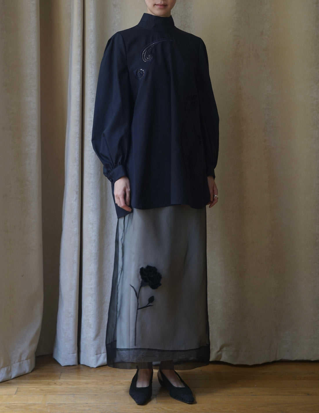 Floral Embroidery High Neck Blouse・Navy