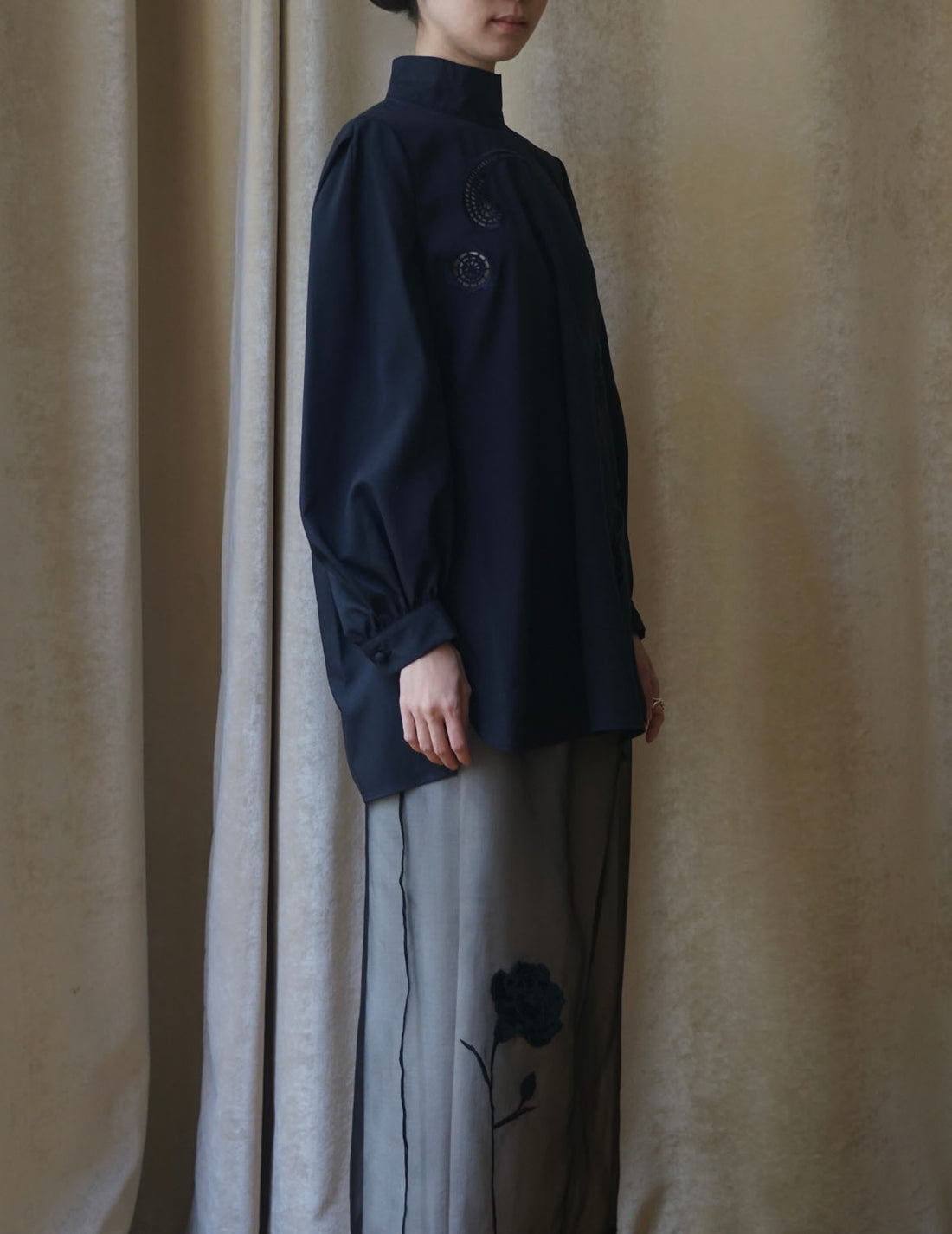 Floral Embroidery High Neck Blouse・Navy