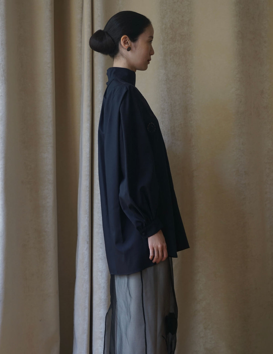 Floral Embroidery High Neck Blouse・Navy