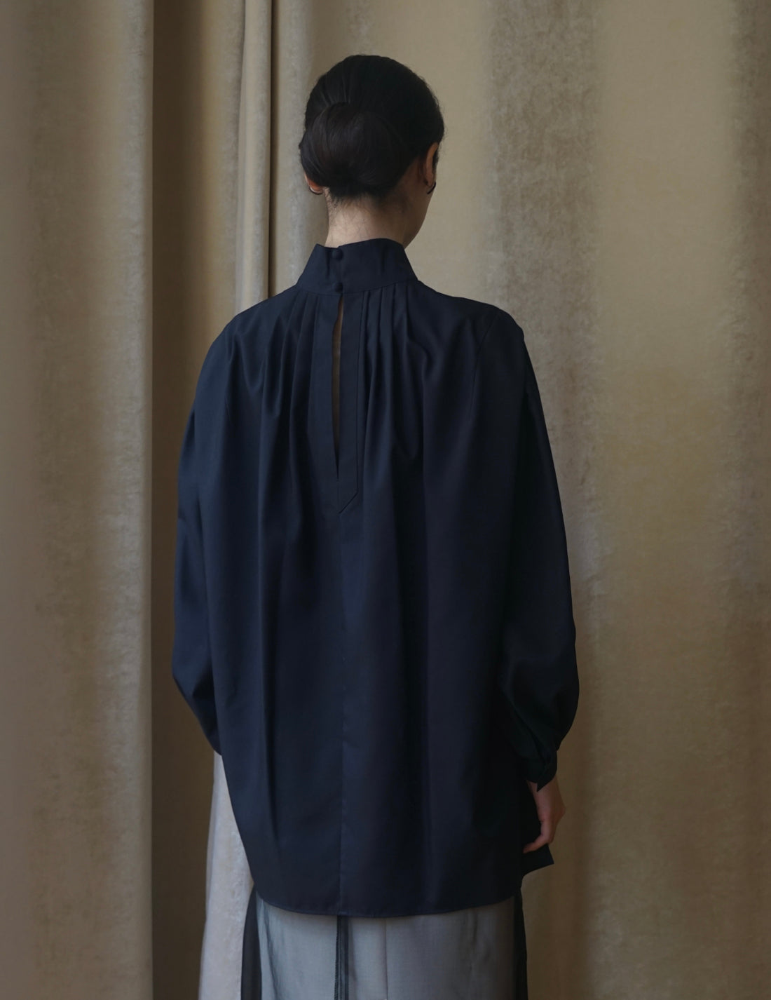 Floral Embroidery High Neck Blouse・Navy