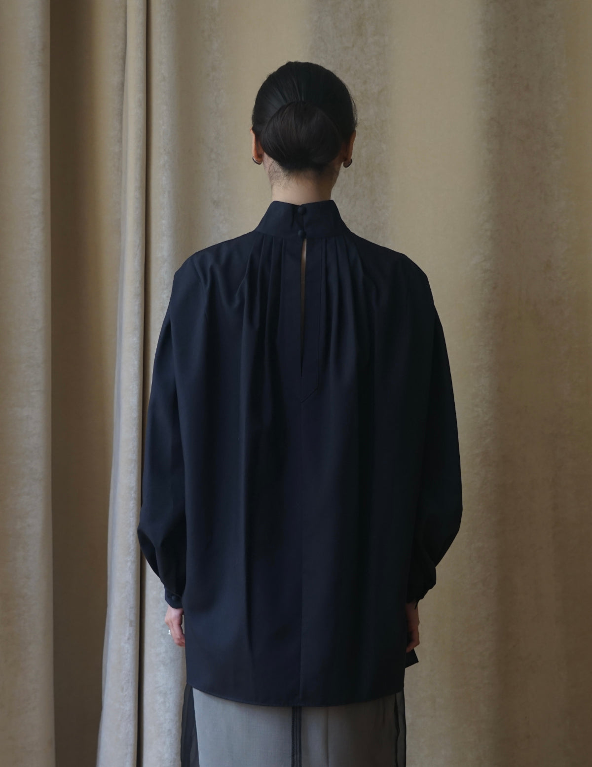 Floral Embroidery High Neck Blouse・Navy