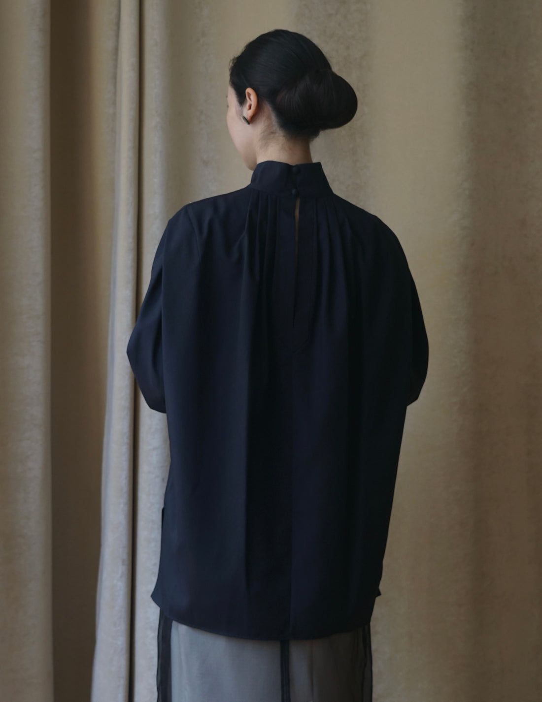 Floral Embroidery High Neck Blouse・Navy