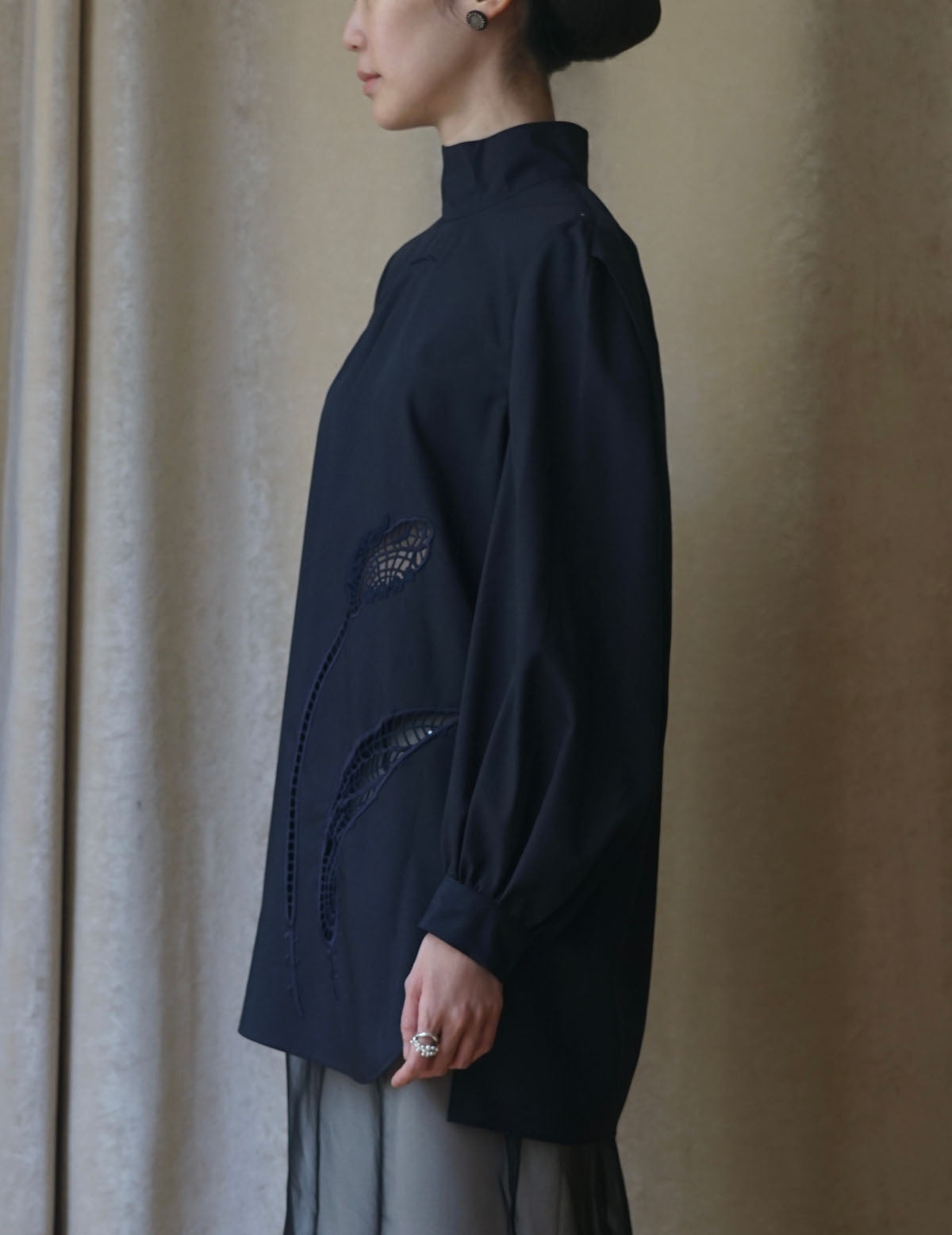 Floral Embroidery High Neck Blouse・Navy