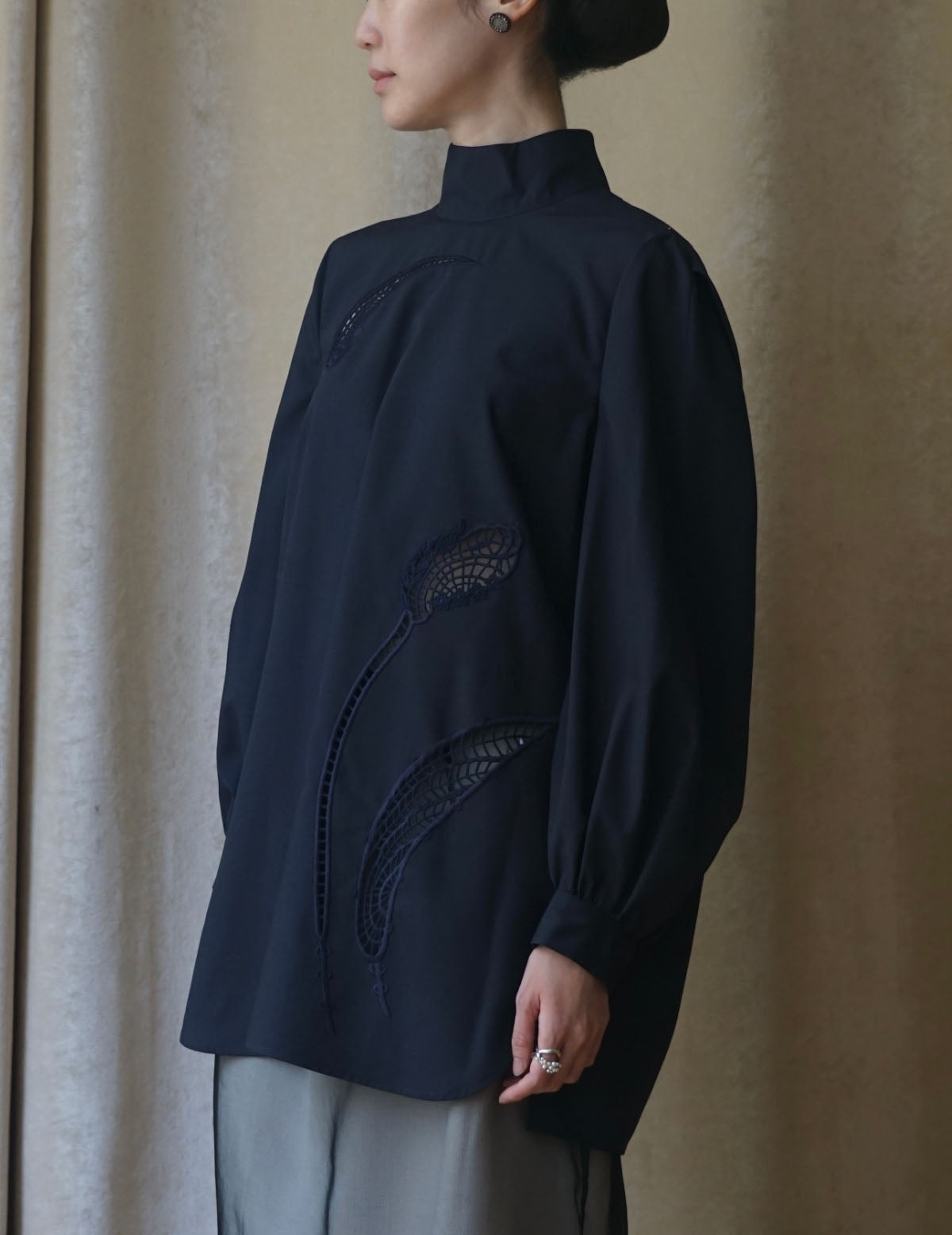 Floral Embroidery High Neck Blouse・Navy