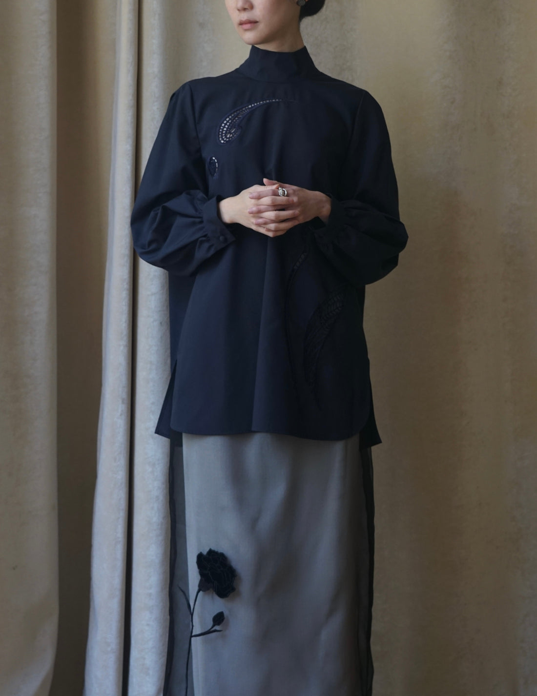 Floral Embroidery High Neck Blouse・Navy