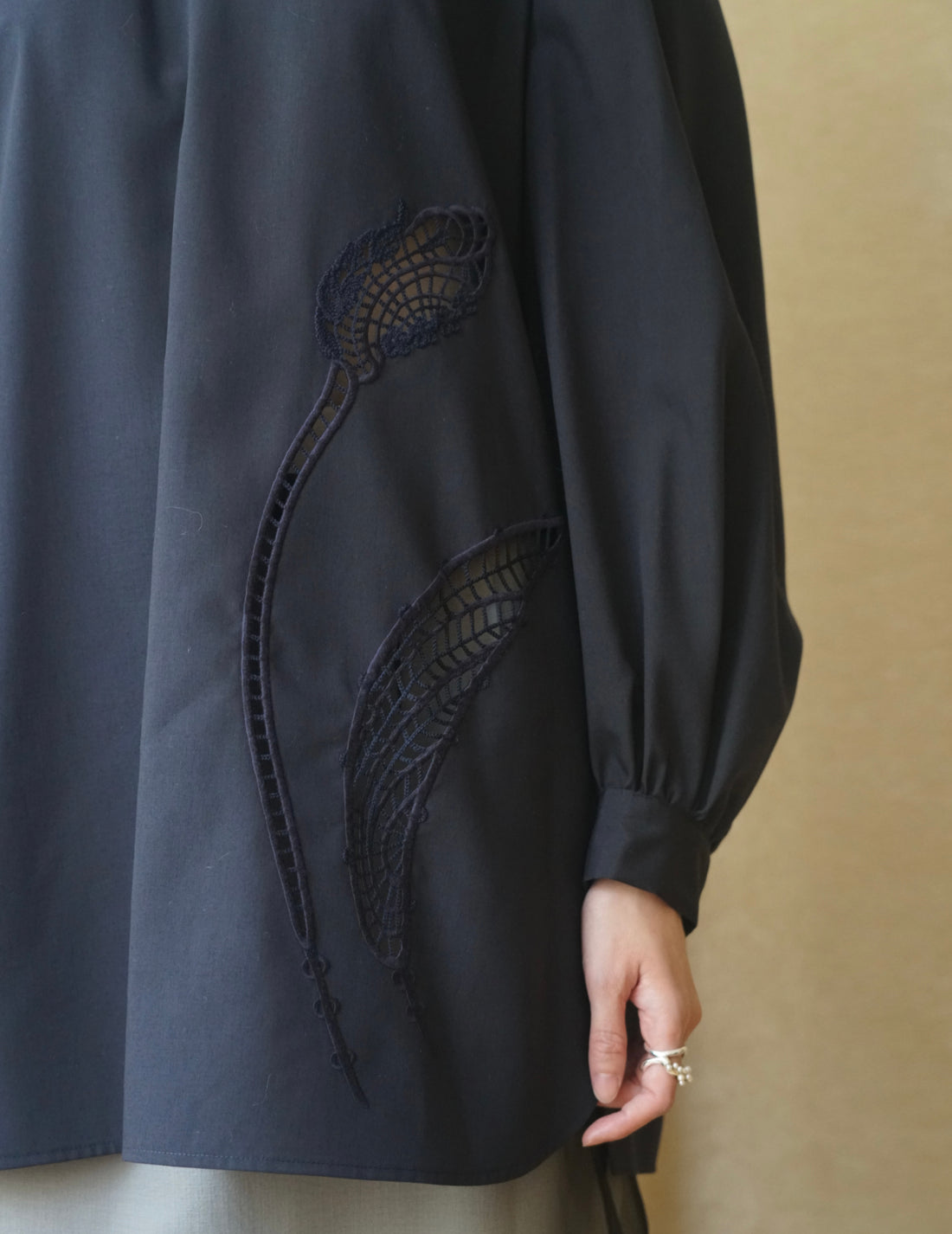 Floral Embroidery High Neck Blouse・Navy