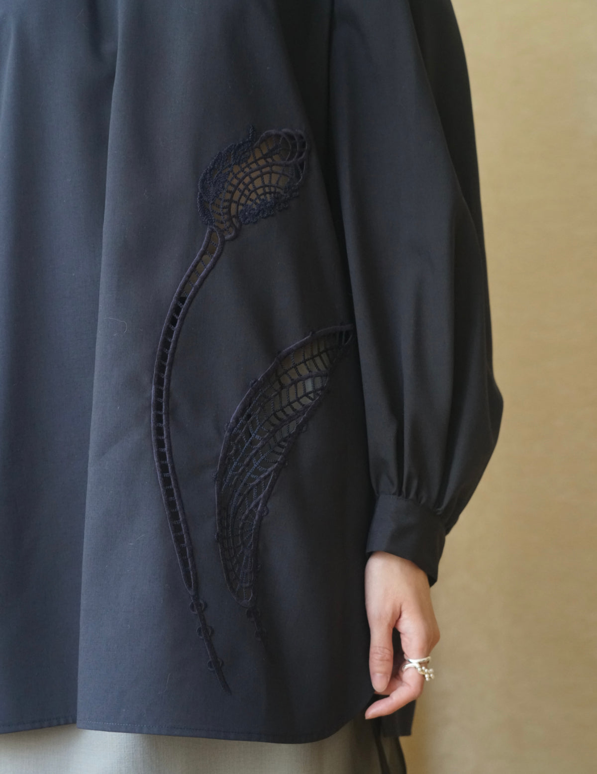 Floral Embroidery High Neck Blouse・Navy