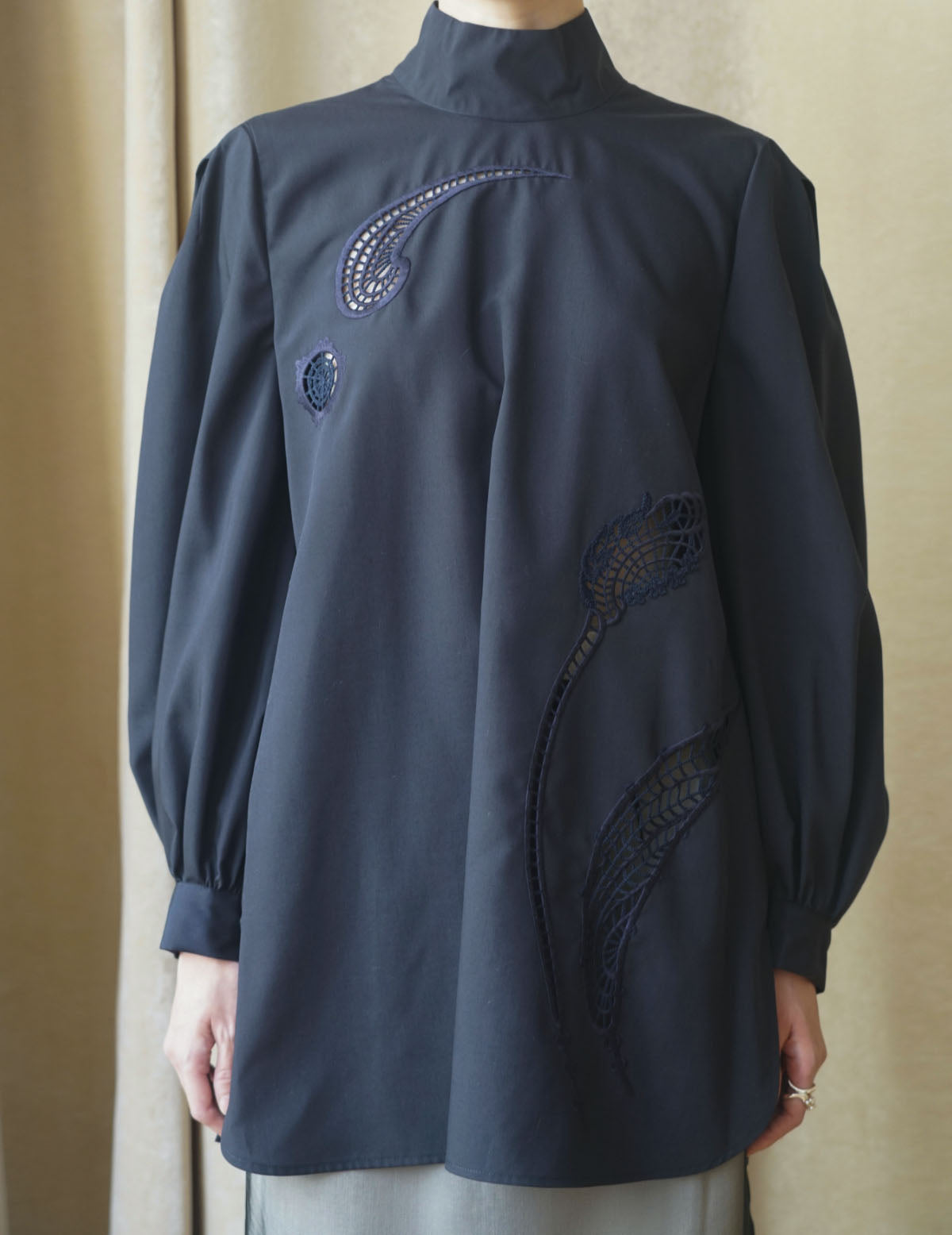 Floral Embroidery High Neck Blouse・Navy