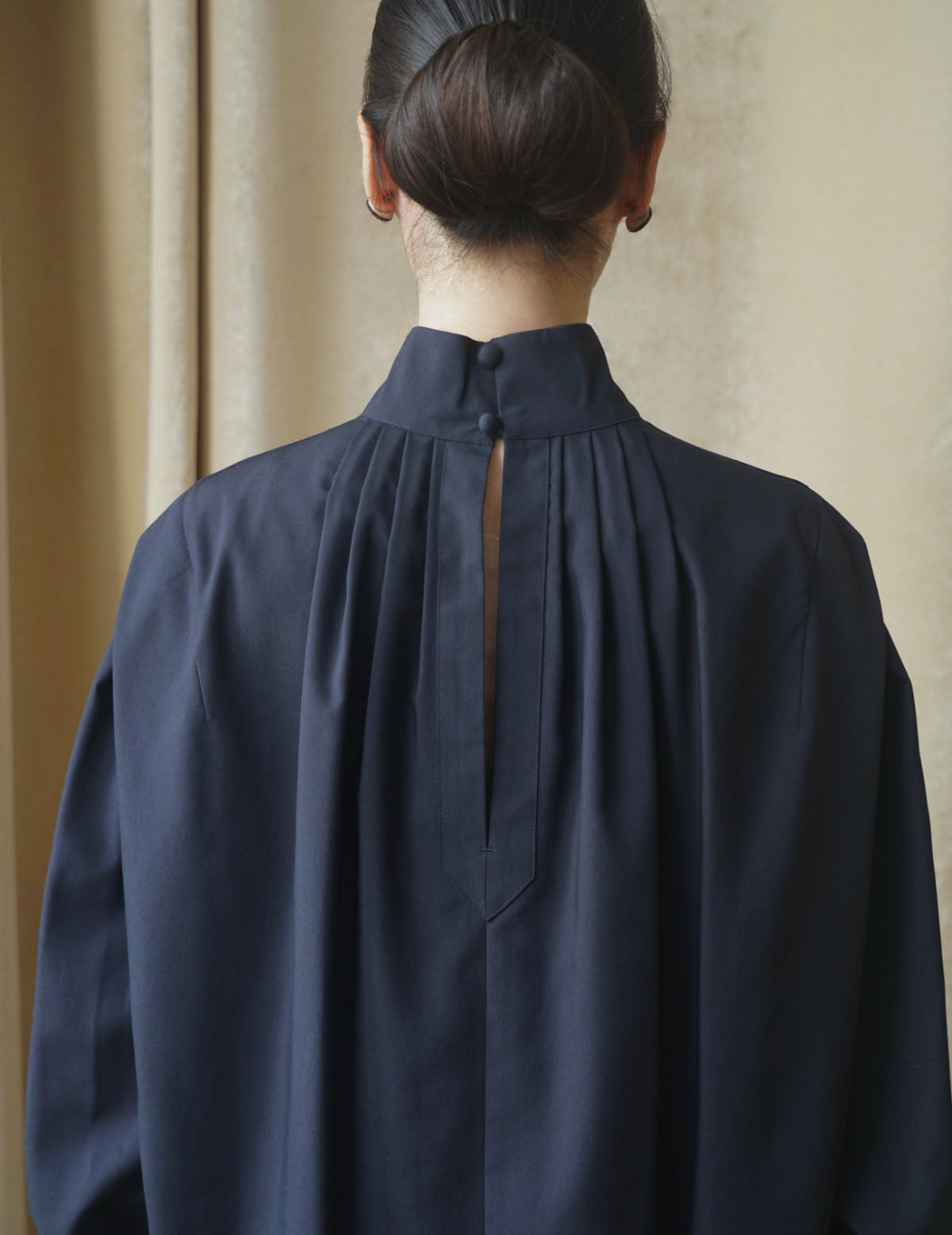 Floral Embroidery High Neck Blouse・Navy