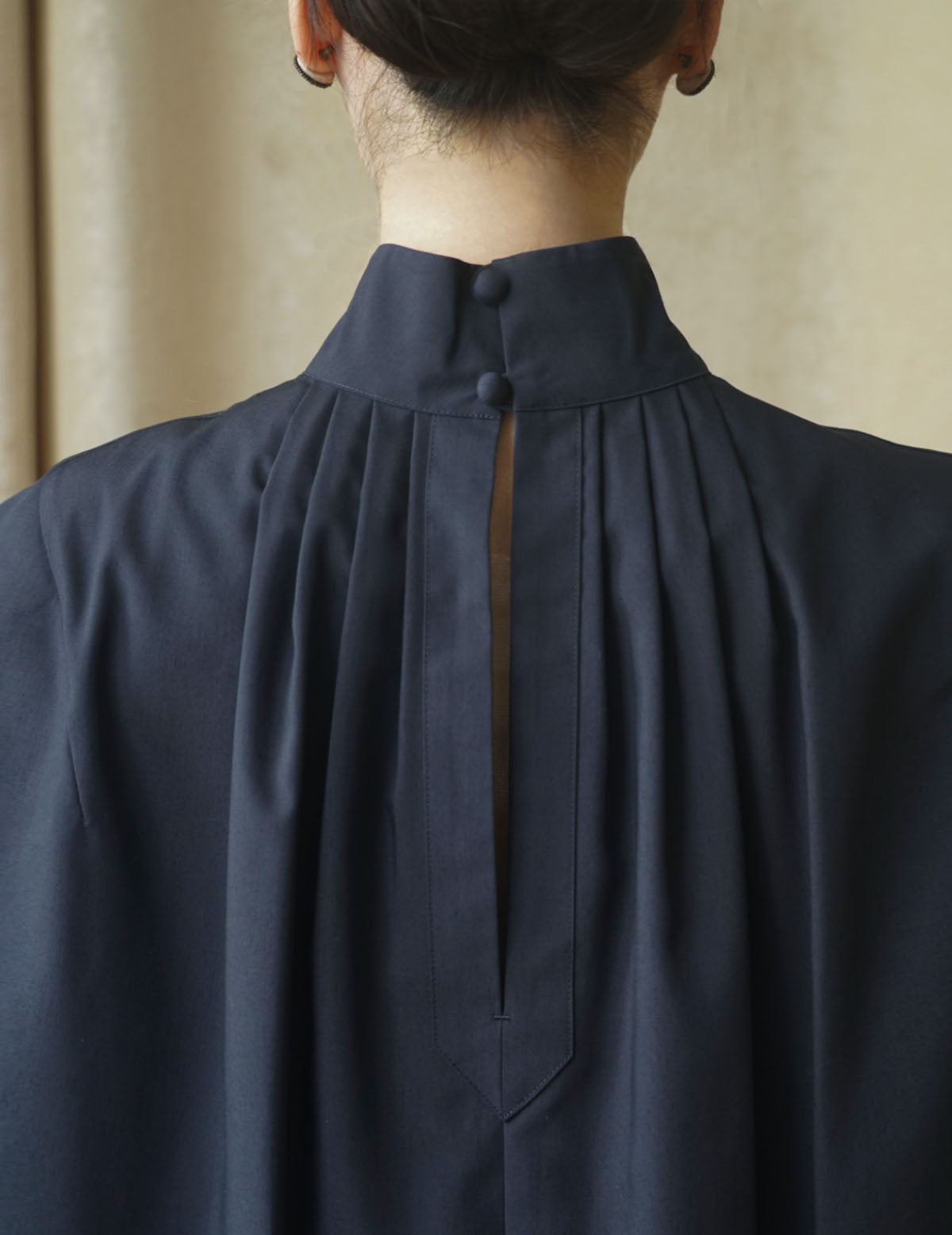 Floral Embroidery High Neck Blouse・Navy