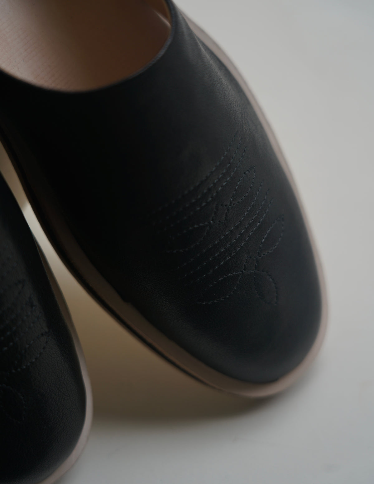 Phoenix 皮質穆勒鞋・甘草色