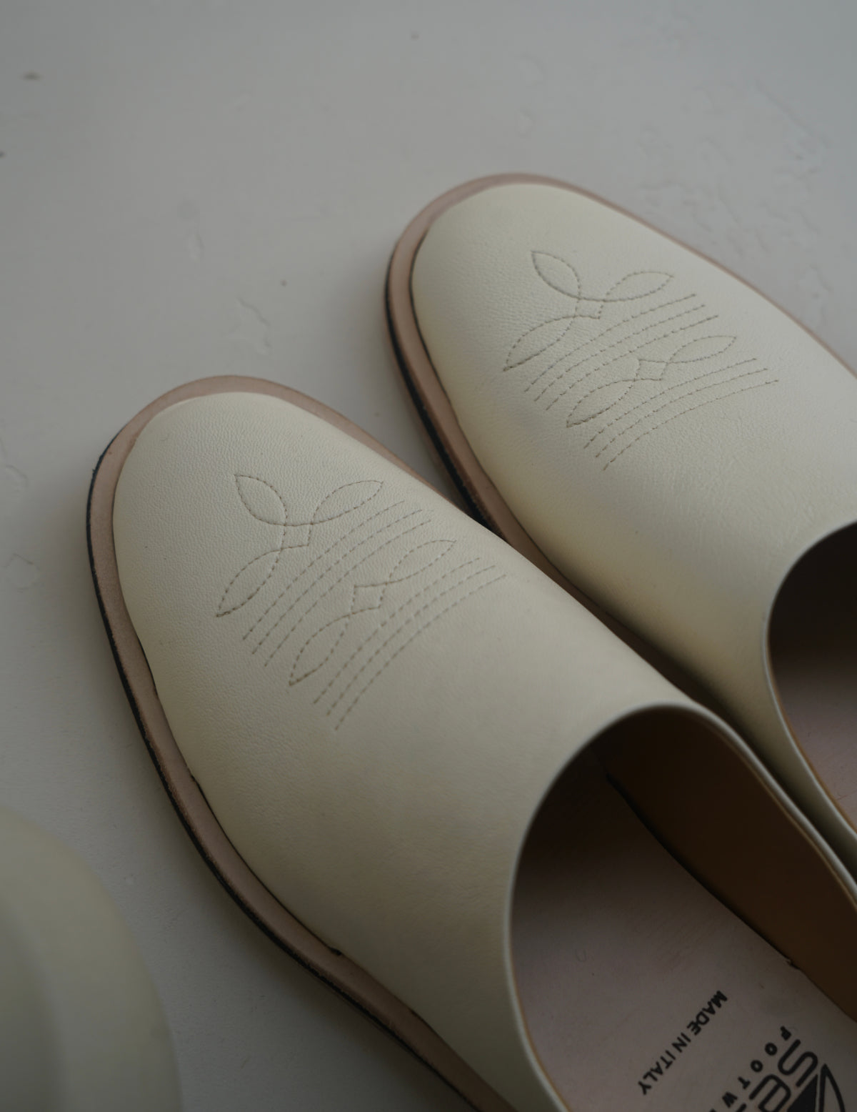 Phoenix 皮質穆勒鞋・奶白色