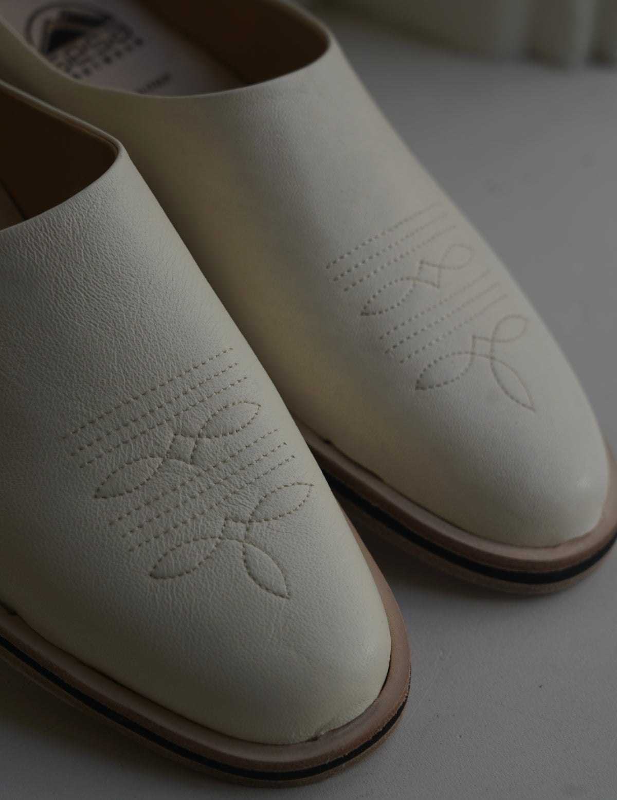 Phoenix 皮質穆勒鞋・奶白色