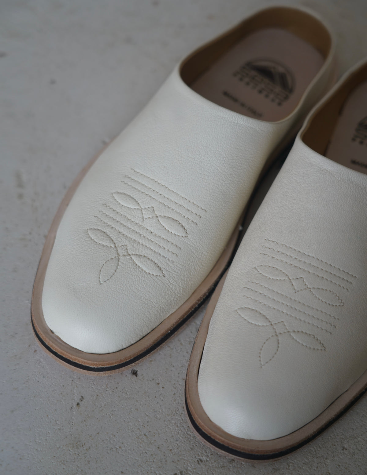 Phoenix 皮質穆勒鞋・奶白色