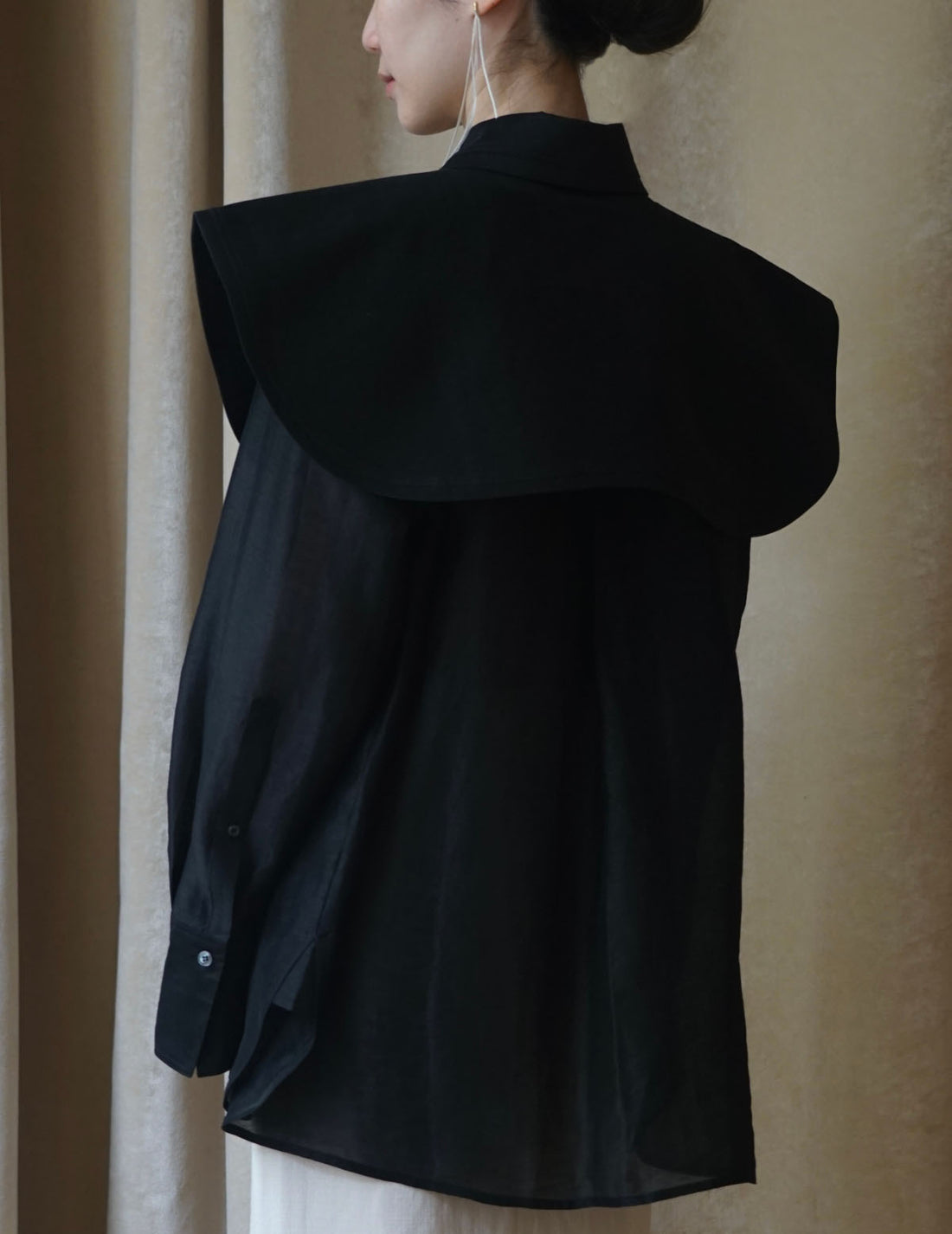 Audrey 絲麻混紡披肩領・ 黑